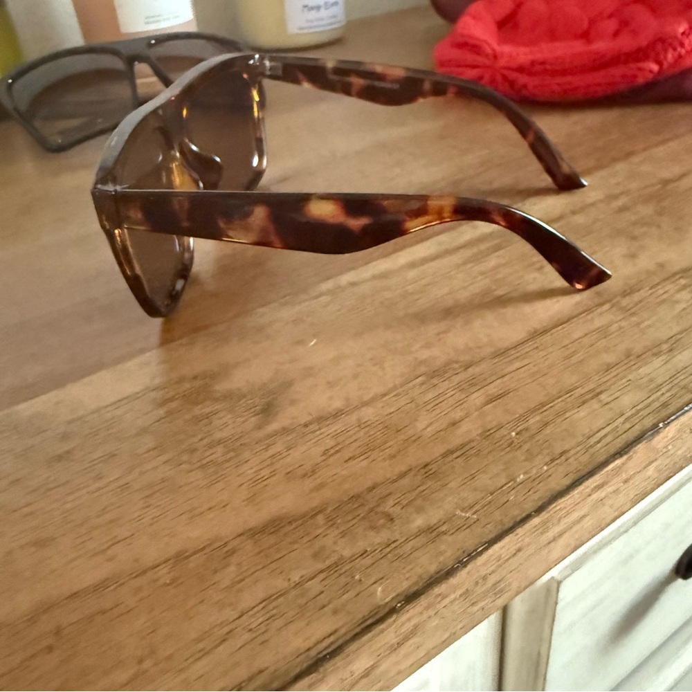 Target Stylish Tortoiseshell Sunglasses - Picture 3 of 4